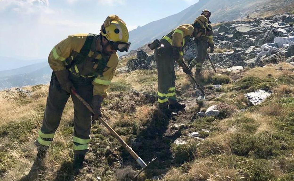 Brigadistas forestales trabajan en el área de El Teleno. 