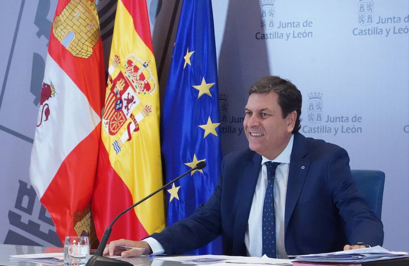 El consejero de Economía y Hacienda y portavoz de la Junta de Castilla y León, Carlos Fernández Carriedo, comparece en rueda de prensa posterior al Consejo de Gobierno.