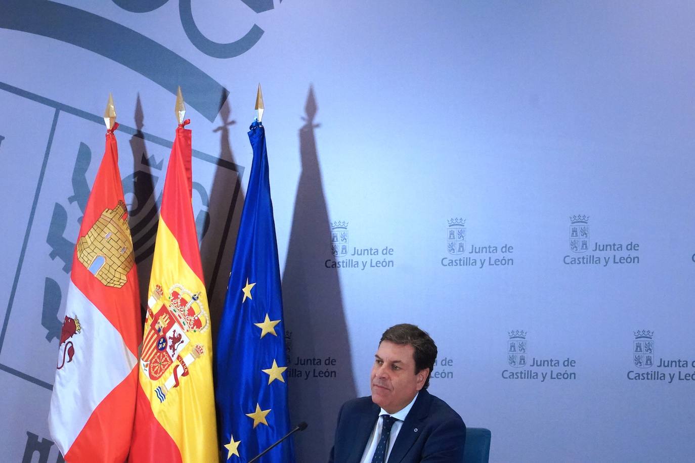 El consejero de Economía y Hacienda y portavoz de la Junta de Castilla y León, Carlos Fernández Carriedo, comparece en rueda de prensa posterior al Consejo de Gobierno.