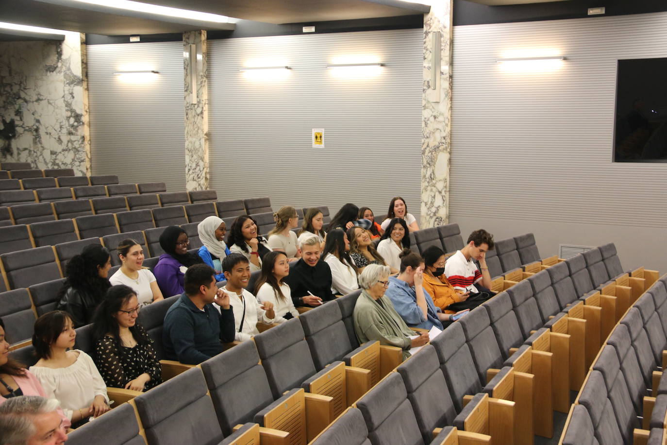 Los estudiantes del curso de Sociología de la Universidad de Washington participan en un coloquio con figuras políticas de León