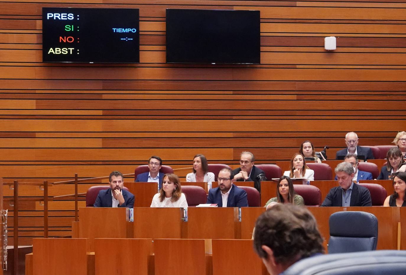 El presidente de la Junta de Castilla y León Alfonso Fernández Mañueco acompañado del vicepresidente Juan García Gallardo y el consejero de Presidencia Jesús Julio Carnero y otros consejeros y procuradores en la segunda jornada del primer Pleno del curso político de las Cortes de Castilla y León.