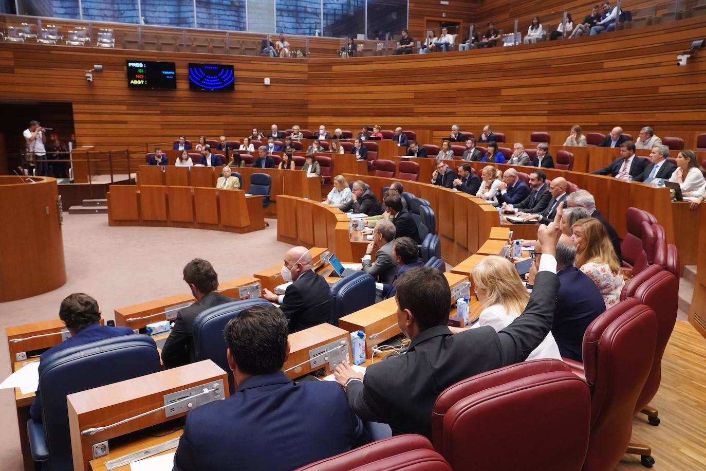 El presidente de la Junta de Castilla y León Alfonso Fernández Mañueco acompañado del vicepresidente Juan García Gallardo y el consejero de Presidencia Jesús Julio Carnero y otros consejeros y procuradores en la segunda jornada del primer Pleno del curso político de las Cortes de Castilla y León.