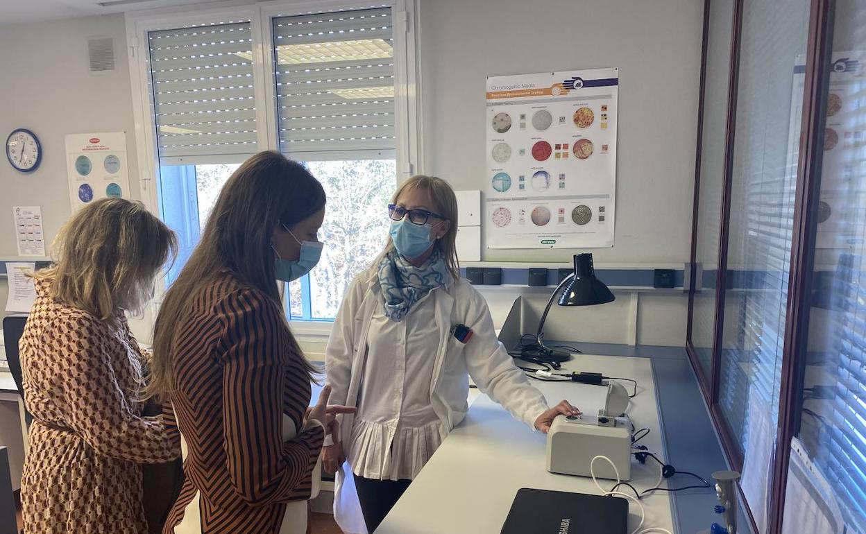 La delegada de la Junta visita el Laboratorio de Salud Animal de León en una imagen de archivo.