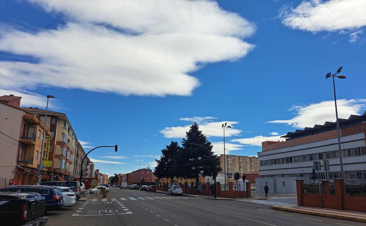 El semáforo de la Avenida San Ignacio de Loyola, que coincide con la entrada al Hospital de San Juan de Dios, permanece apagado por una avería.