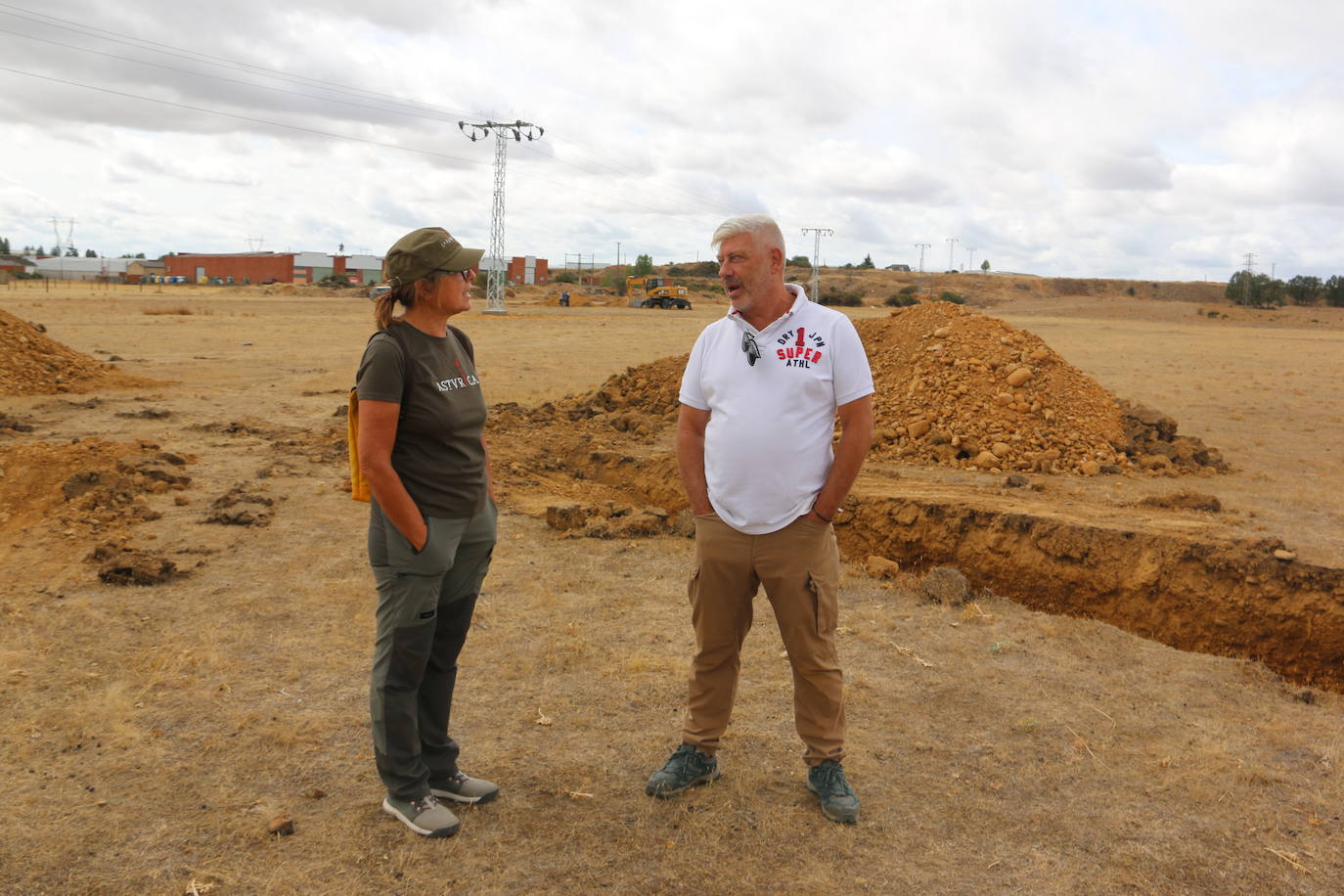 Un equipo de arqueólogos de la Universidad Complutense y el Consejo de Investigaciones Científicas realizan las catas en un descampado de Trobajo del Camino que esconde los restos de un campamento militar romano datado entre los siglo I y III d.C | Es el primer y mayor campamento para la realización de prácticas militares encontrado en la península Ibérica.