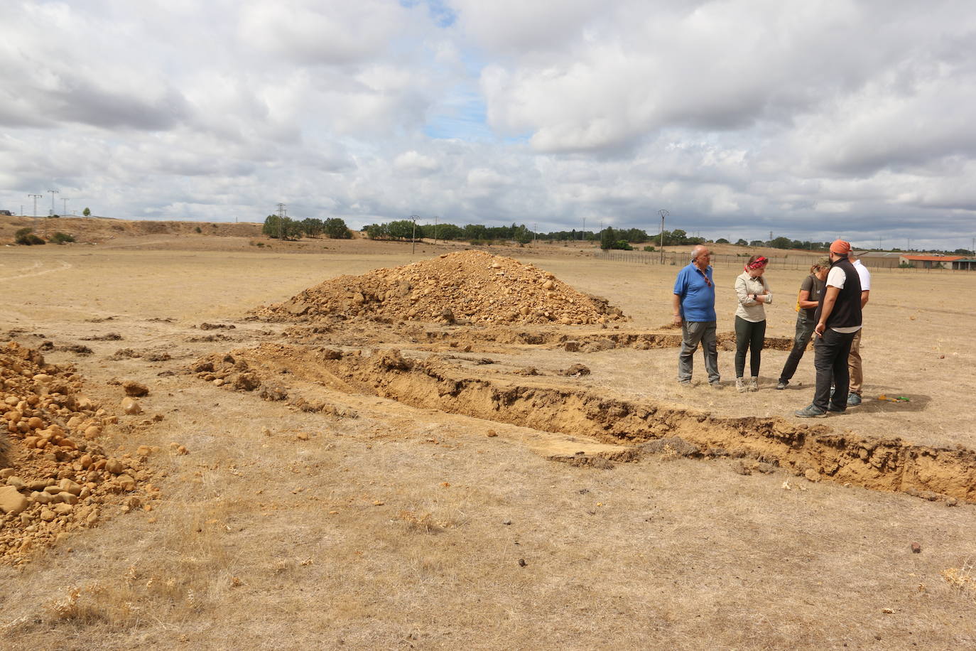 Un equipo de arqueólogos de la Universidad Complutense y el Consejo de Investigaciones Científicas realizan las catas en un descampado de Trobajo del Camino que esconde los restos de un campamento militar romano datado entre los siglo I y III d.C | Es el primer y mayor campamento para la realización de prácticas militares encontrado en la península Ibérica.