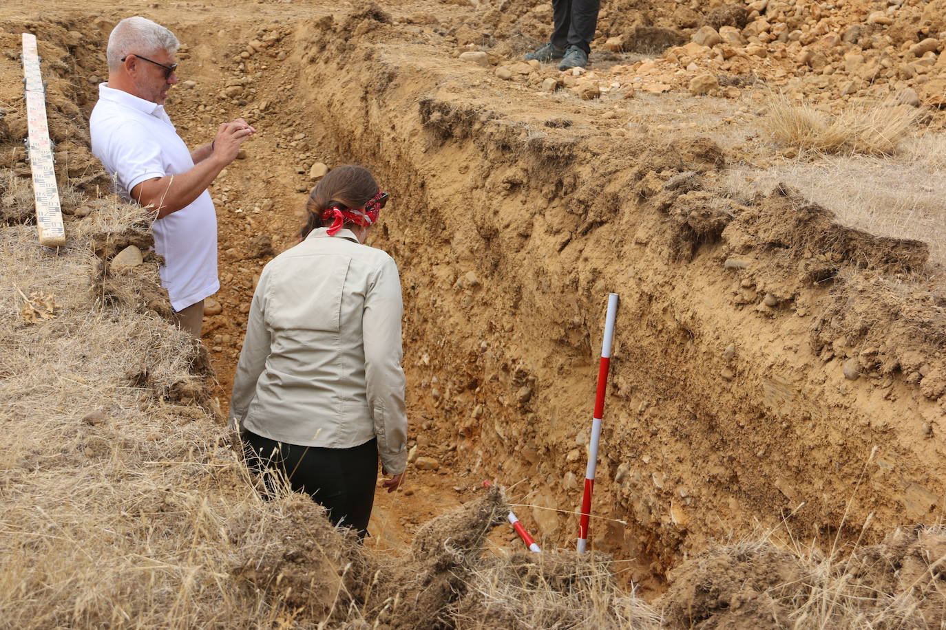 Un equipo de arqueólogos de la Universidad Complutense y el Consejo de Investigaciones Científicas realizan las catas en un descampado de Trobajo del Camino que esconde los restos de un campamento militar romano datado entre los siglo I y III d.C | Es el primer y mayor campamento para la realización de prácticas militares encontrado en la península Ibérica.