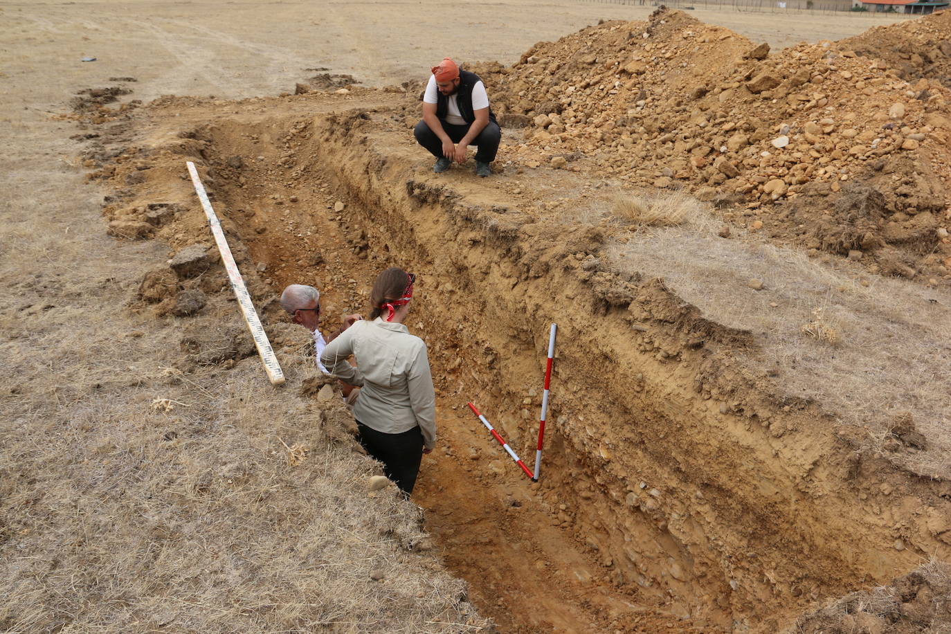 Un equipo de arqueólogos de la Universidad Complutense y el Consejo de Investigaciones Científicas realizan las catas en un descampado de Trobajo del Camino que esconde los restos de un campamento militar romano datado entre los siglo I y III d.C | Es el primer y mayor campamento para la realización de prácticas militares encontrado en la península Ibérica.