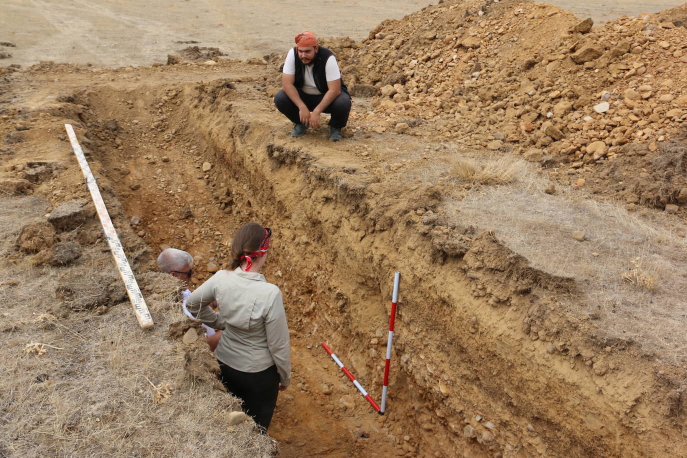 Un equipo de arqueólogos de la Universidad Complutense y el Consejo de Investigaciones Científicas realizan las catas en un descampado de Trobajo del Camino que esconde los restos de un campamento militar romano datado entre los siglo I y III d.C | Es el primer y mayor campamento para la realización de prácticas militares encontrado en la península Ibérica.