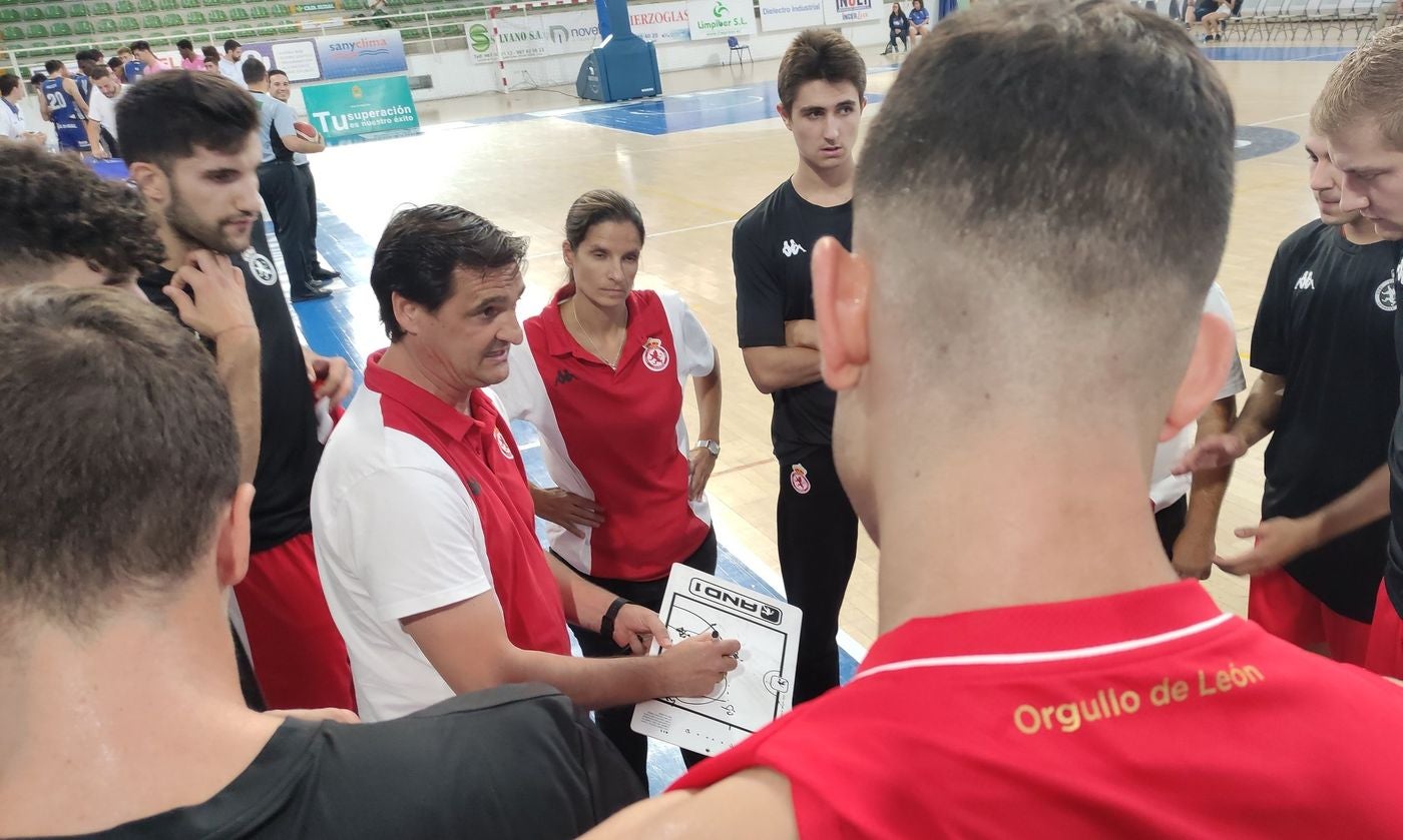 Los dos clubes más representativos de la provincia a nivel futbolístico estrenan sus secciones de baloncesto en el 'I Torneo Fiestas de La Encina' | El duelo cae del lado berciano. 