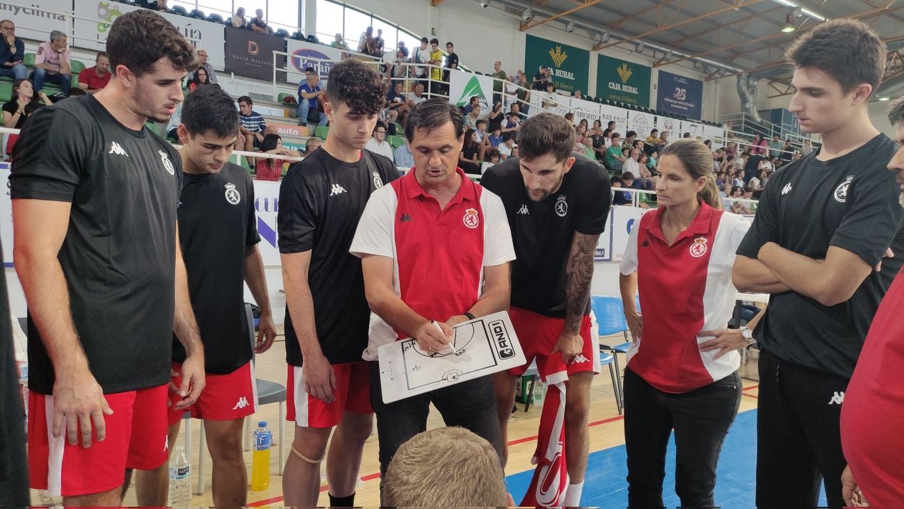 Los dos clubes más representativos de la provincia a nivel futbolístico estrenan sus secciones de baloncesto en el 'I Torneo Fiestas de La Encina' | El duelo cae del lado berciano. 