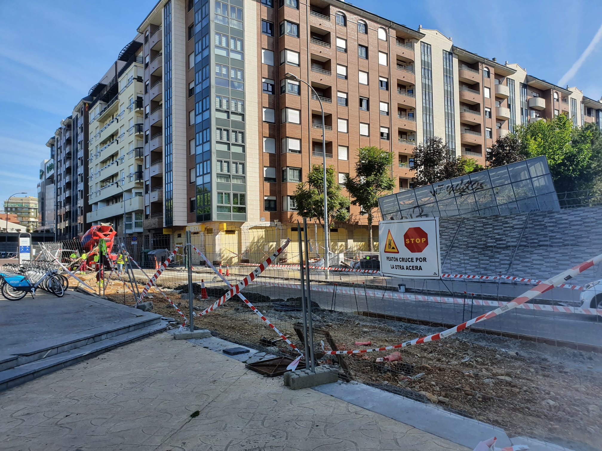 El alcalde de León, José Antonio Diez, acompañado del concejal de Desarrollo Urbano, Luis Miguel García Copete, ha visitado las obras que se están realizando en las calles Fray Luis de León, Señor de Bembibre y Santos de olivera de la zona de la Chantría