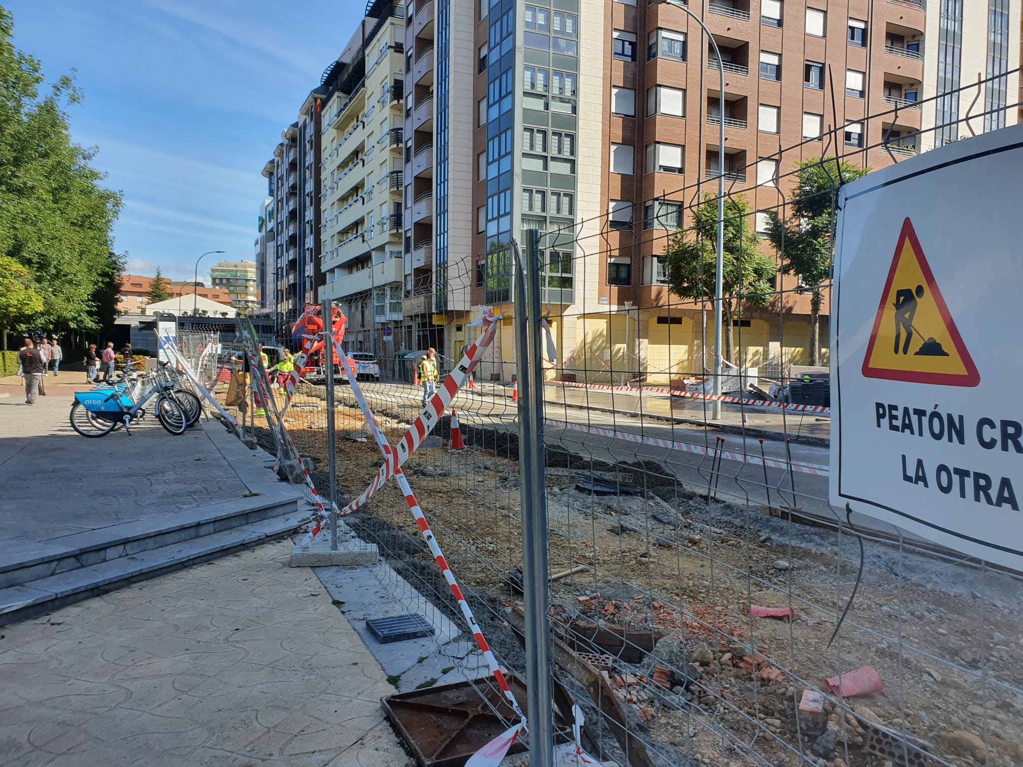 El alcalde de León, José Antonio Diez, acompañado del concejal de Desarrollo Urbano, Luis Miguel García Copete, ha visitado las obras que se están realizando en las calles Fray Luis de León, Señor de Bembibre y Santos de olivera de la zona de la Chantría