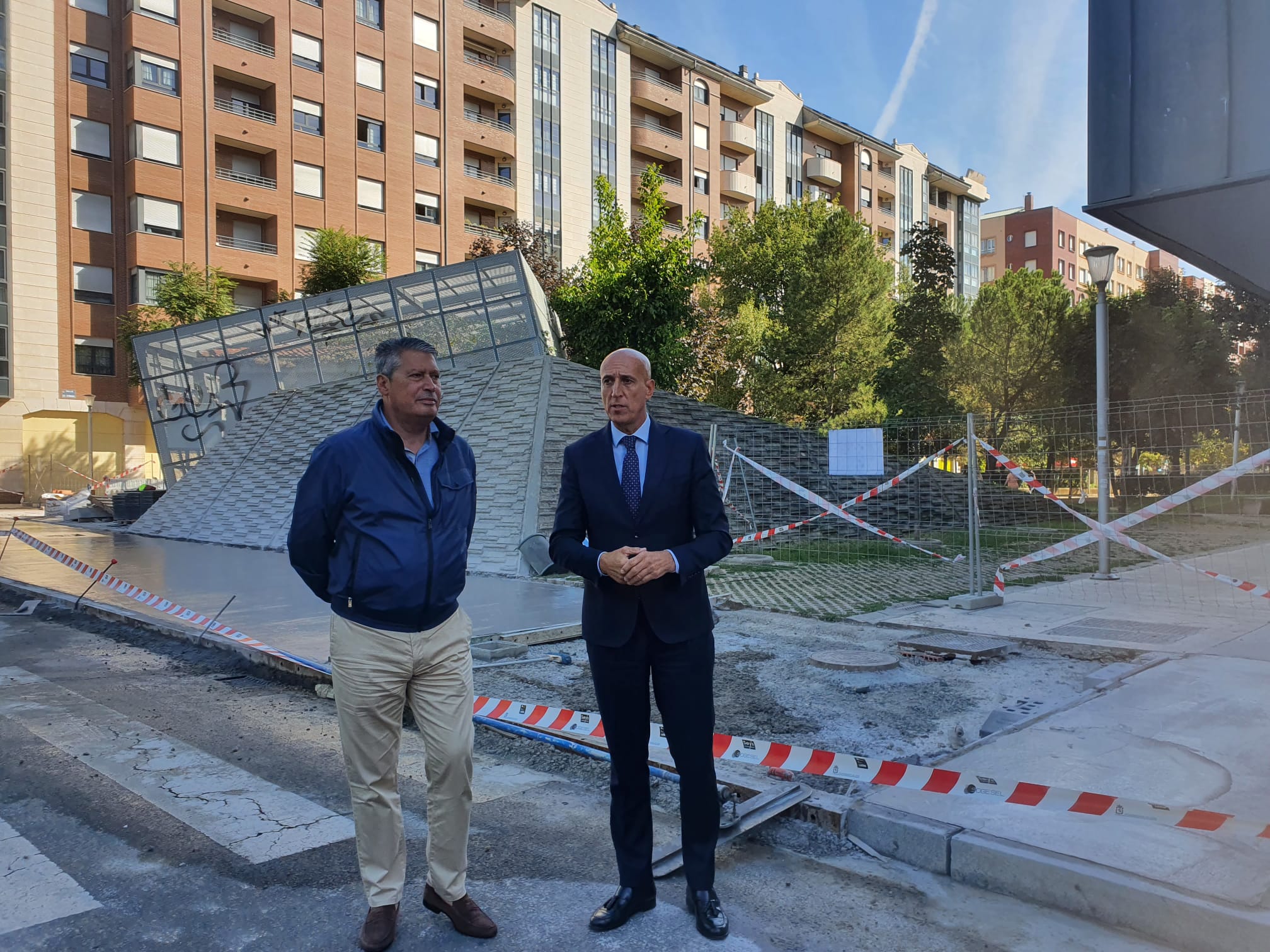 El alcalde de León, José Antonio Diez, acompañado del concejal de Desarrollo Urbano, Luis Miguel García Copete, ha visitado las obras que se están realizando en las calles Fray Luis de León, Señor de Bembibre y Santos de olivera de la zona de la Chantría