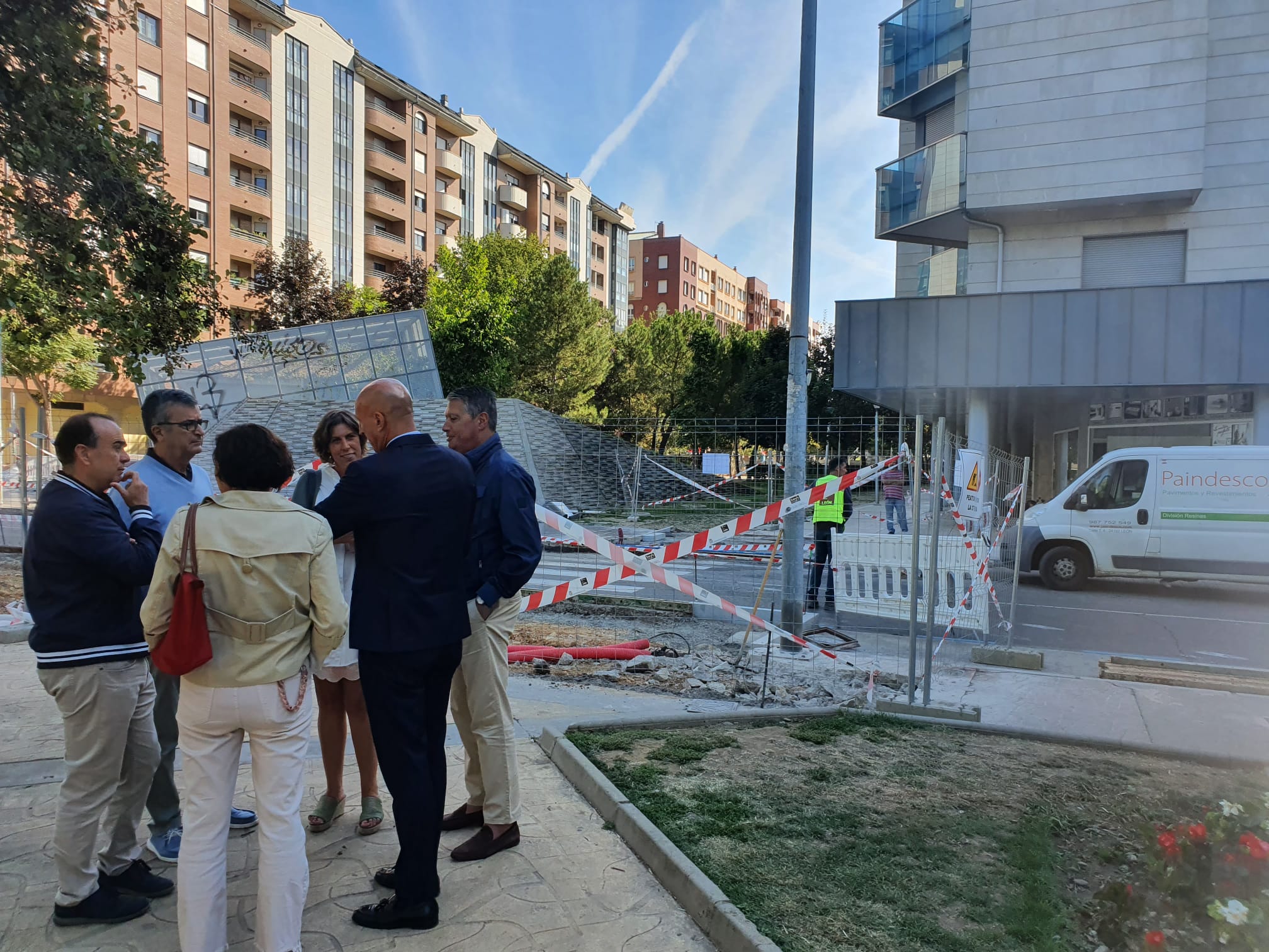 El alcalde de León, José Antonio Diez, acompañado del concejal de Desarrollo Urbano, Luis Miguel García Copete, ha visitado las obras que se están realizando en las calles Fray Luis de León, Señor de Bembibre y Santos de olivera de la zona de la Chantría