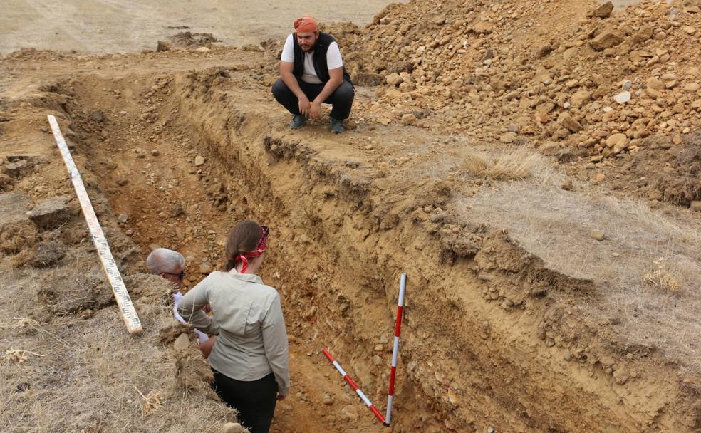 El equipo de arqueólogos trabaja en las catas del campamento militar romano de Trobajo.