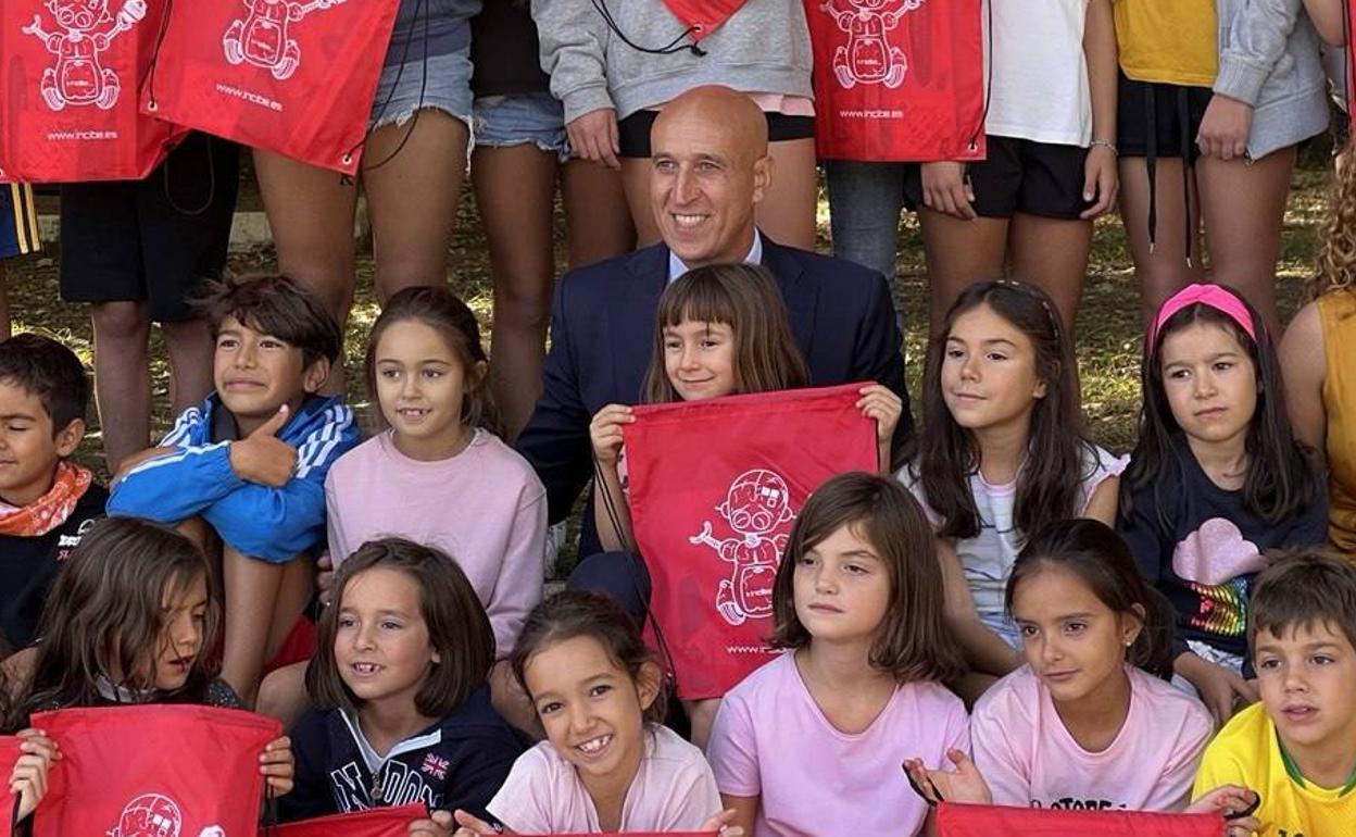 El alcalde de León, José Antonio Diez, ha visitado esta mañana al último turno de los campamentos del Coto Escolar