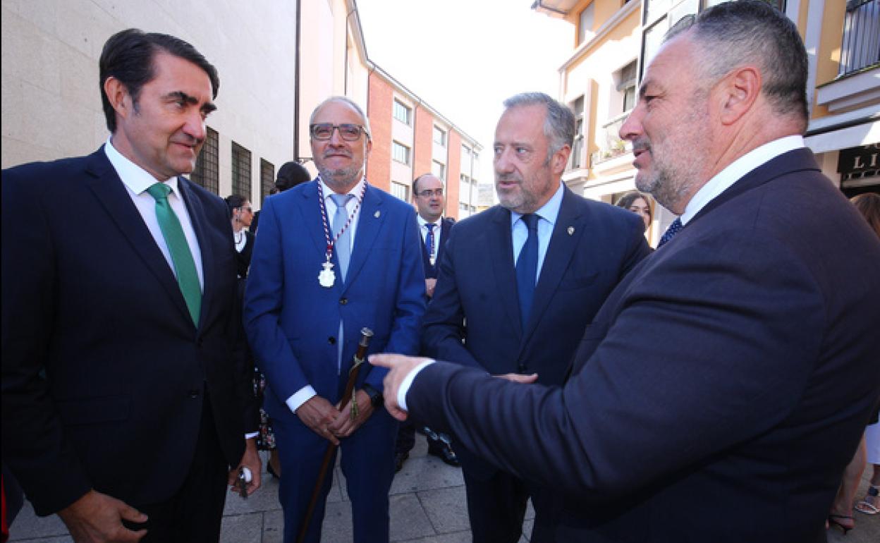 (I a D): El consejero de Medio Ambiente; el alcalde el presidente de las Cortes y el presidente de la Diputación, durante el recibimiento de autoridades al inicio del acto institucional del día de La Encina en Ponferrada.