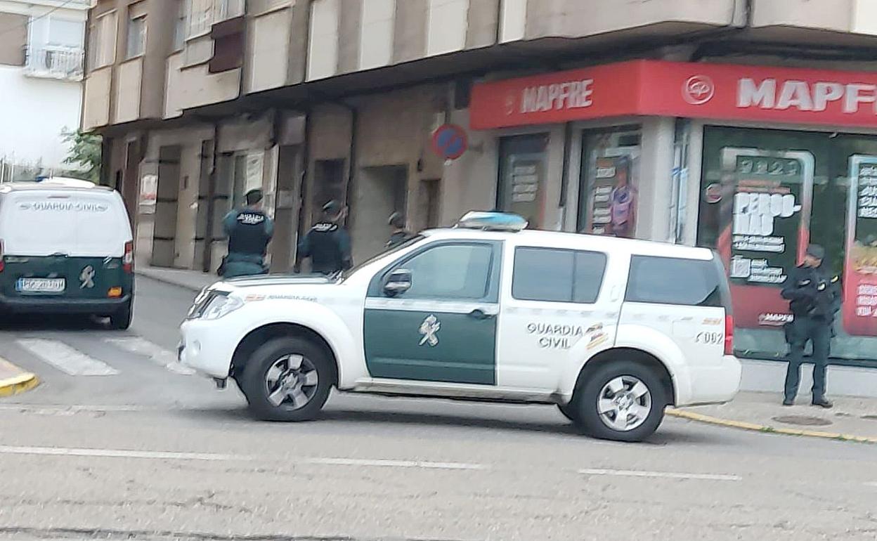 Efectivos de la Guardia Civil durante el operativo realizado este jueves en la localidad de Cistierna. 