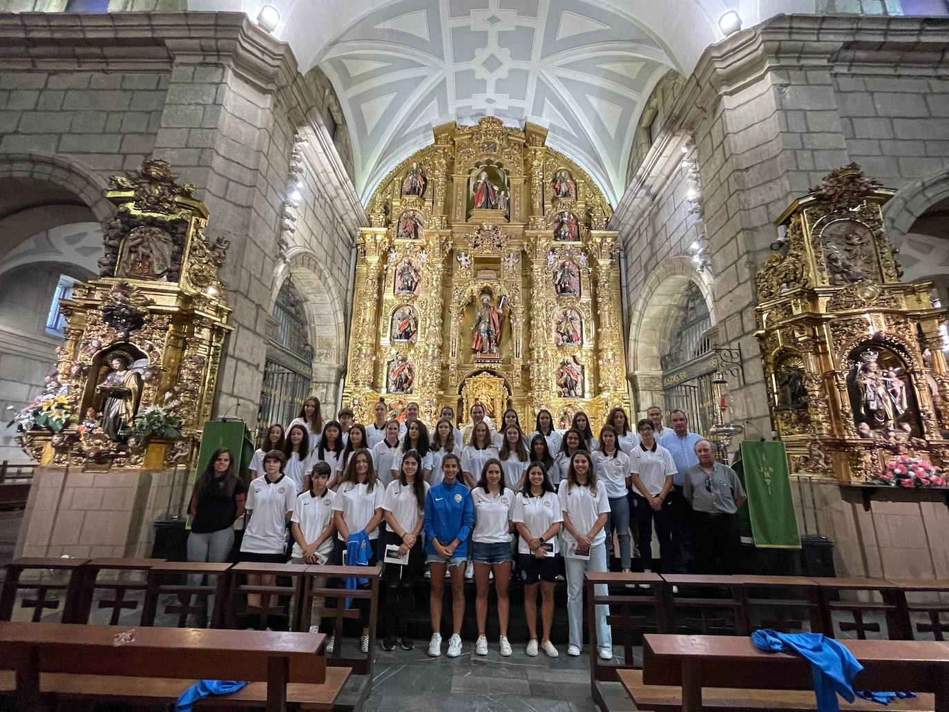 Ofrenda floral del Olímpico de León en la Iglesia de San Marcelo.