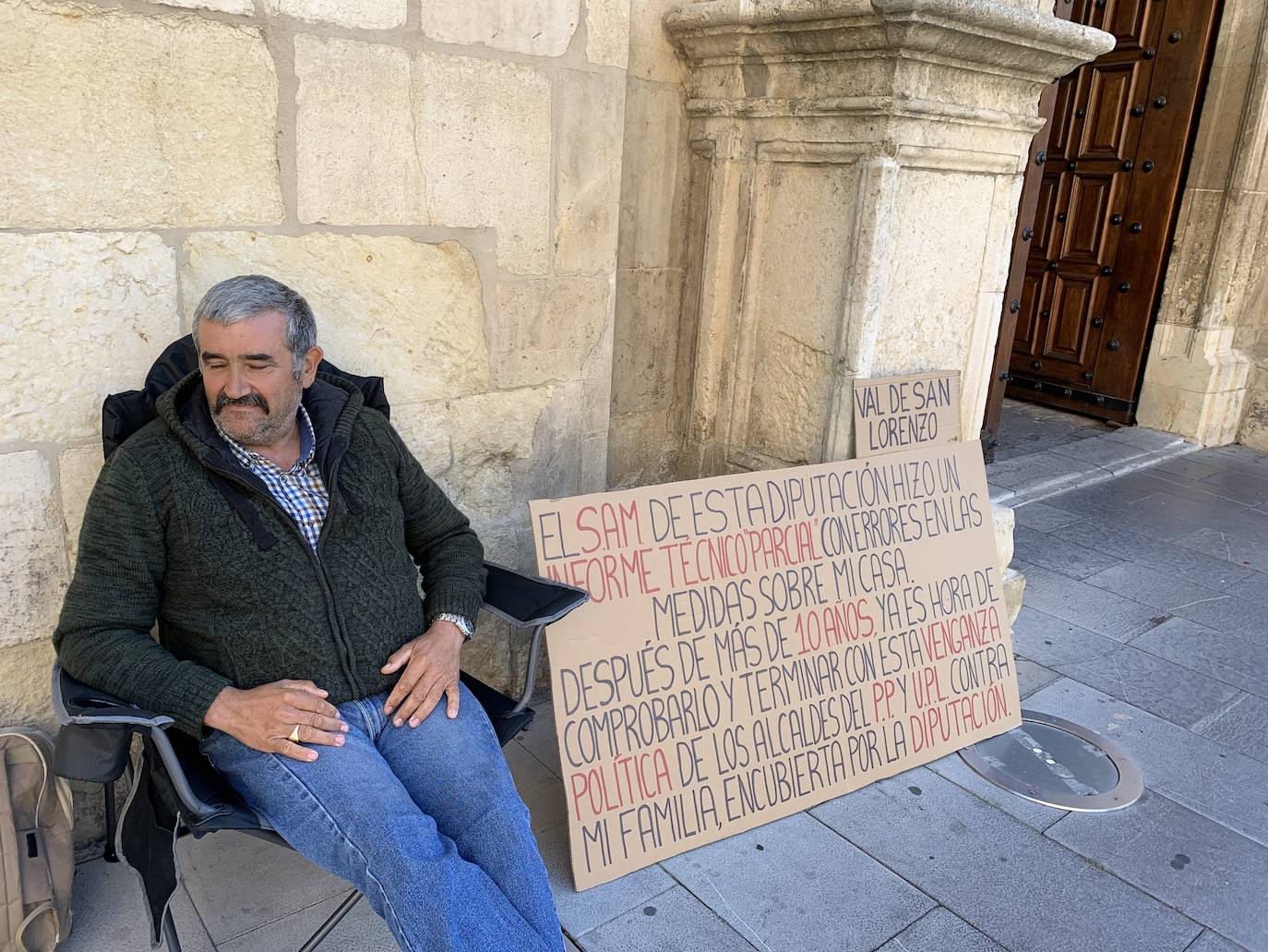 Ricardo sentado a las puertas de la Diputación de León para pedir una nueva medición de su casa.