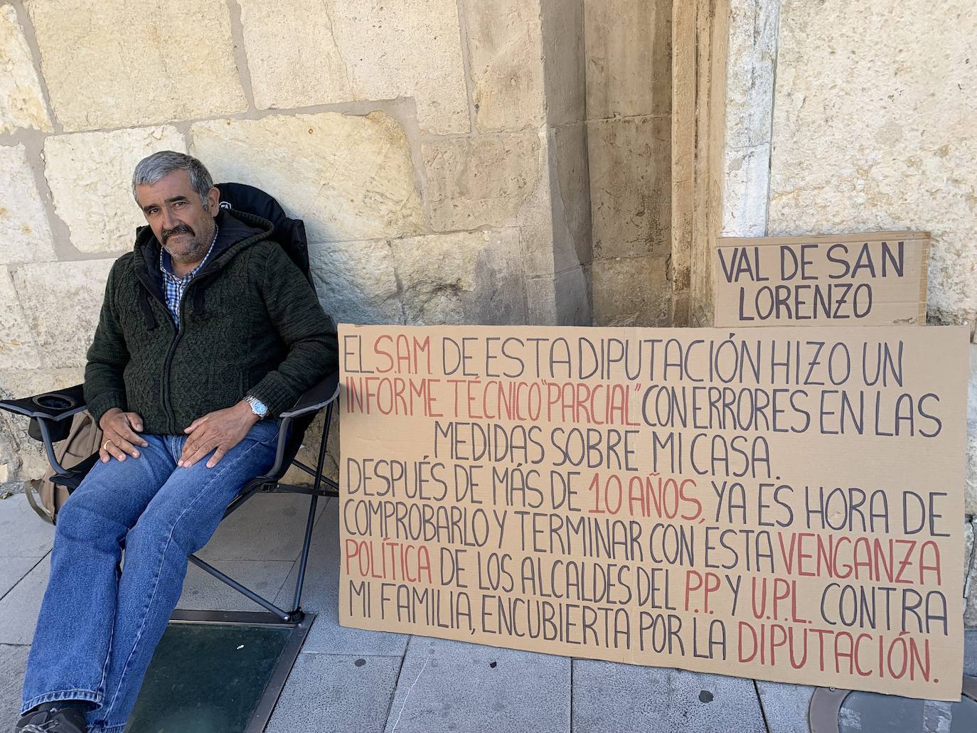 Ricardo sentado a las puertas de la Diputación de León para pedir una nueva medición de su casa.