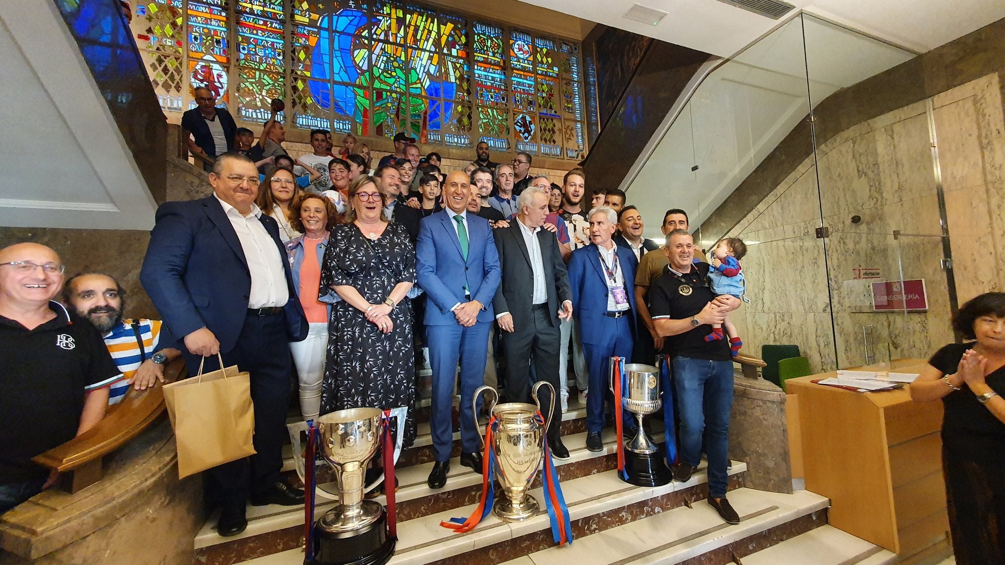 El legandario jugador del Barcelona es homenajeado en León por las peñas blaugranas de la capital