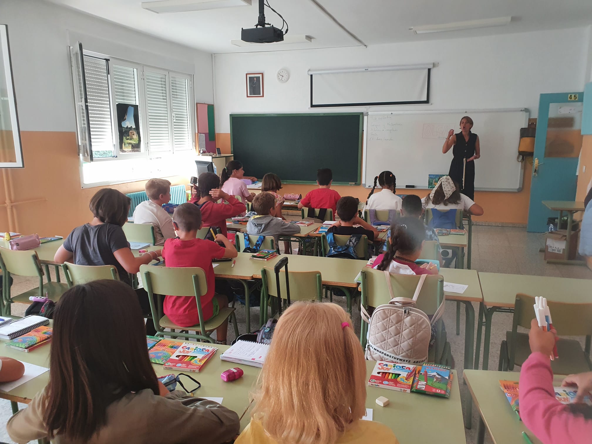 El curso escolar abre sus puertas con la novedad de la educación gratuita de dos a tres años. En León la cifra de nuevos alumnos en esa franja de edad alcanza los 1. 352 en total. 57.499 alumnos forman la 'familia educativa' de la provincia. 