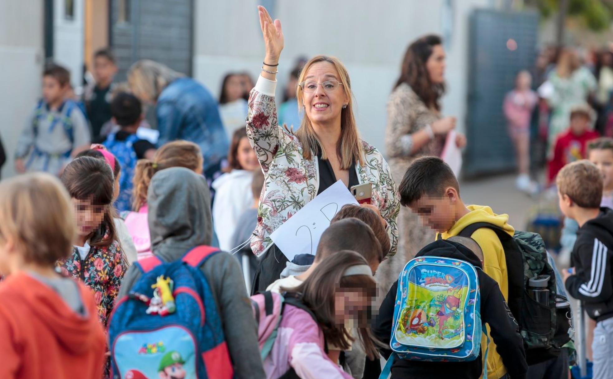 Una profesora ordena a sus alumnos en el colegio Luis Vives de León capital. 