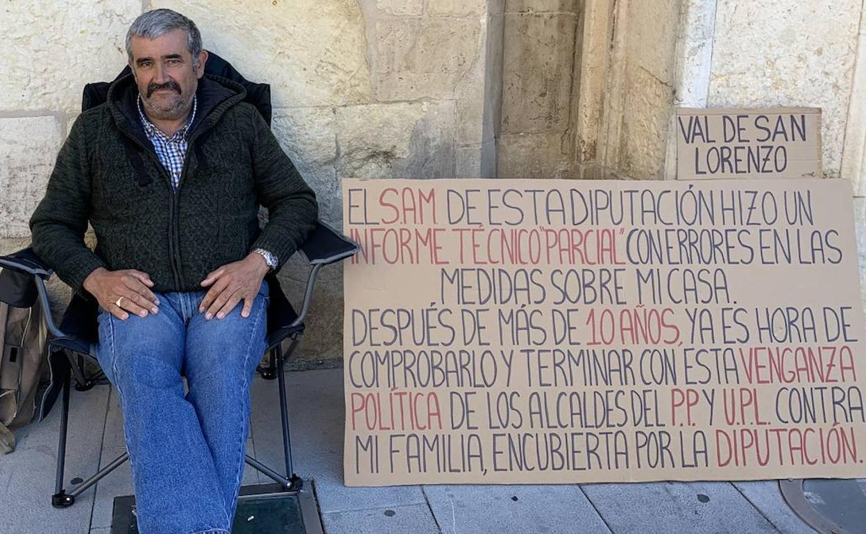 Ricardo sentado a las puertas de la Diputación de León para pedir que se comprueben las medidas de su casa.