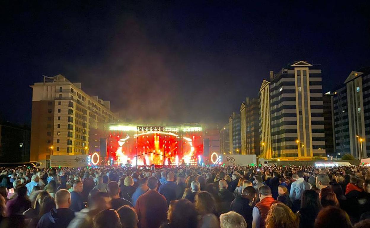 Imagen de la actuación de la orquesta París de Noia en Ponferrada.