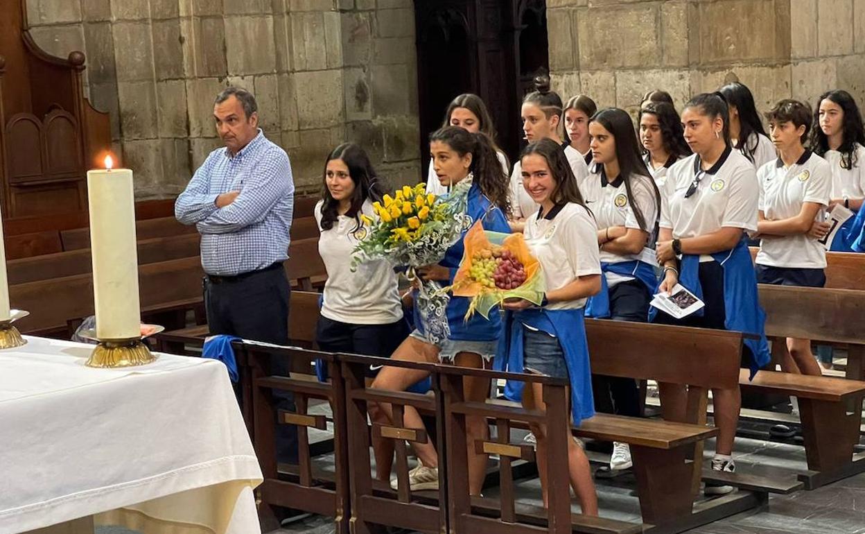 El Olímpico de León en la ofrenda floral de esta mañana en la Iglesia de San Marcelo.