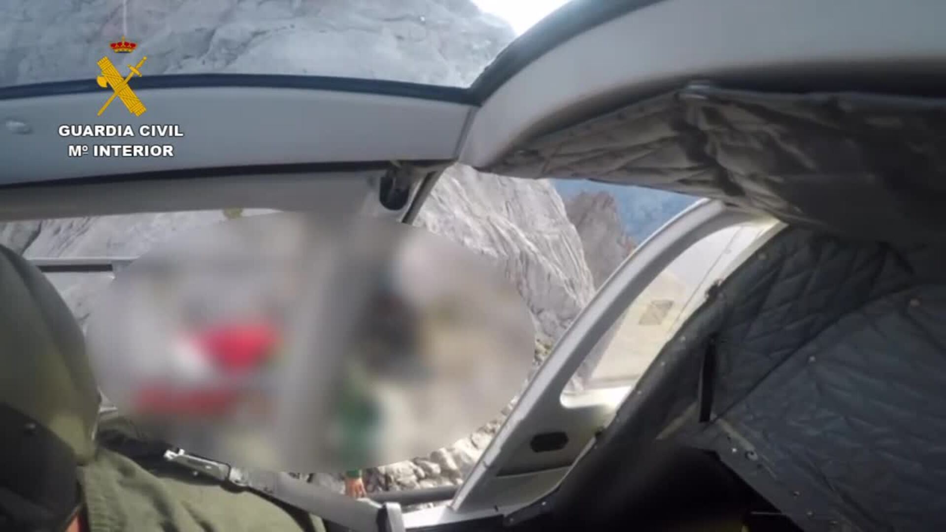 Rescatan a tres escaladores en Peña Santa enriscados por el bloqueo de sus cuerdas de rapel