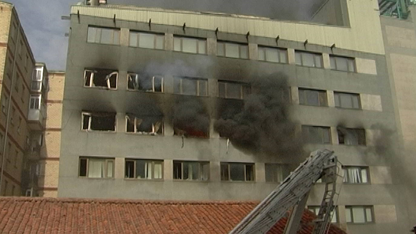 El 10 de agosto de 2012 la sede del consistorio leonés en la calle Ordoño II registraba un incendio que tiñió las calles de humo negro y mantuvo en vilo a los leoneses durante más de cinco horas | Las llamas se iniciaban en la tercera planta a primera hora de la tarde y bomberos y la UME apagaban el fuego una tarde en la que León tuvo el corazón en un puño.