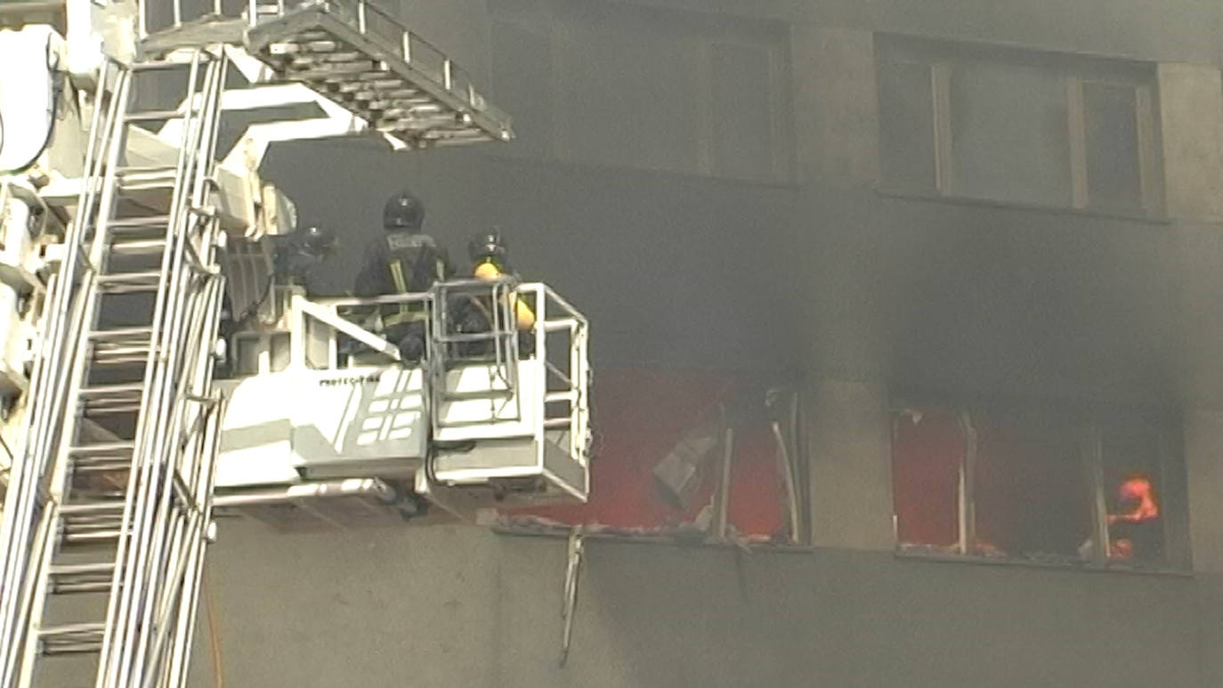 El 10 de agosto de 2012 la sede del consistorio leonés en la calle Ordoño II registraba un incendio que tiñió las calles de humo negro y mantuvo en vilo a los leoneses durante más de cinco horas | Las llamas se iniciaban en la tercera planta a primera hora de la tarde y bomberos y la UME apagaban el fuego una tarde en la que León tuvo el corazón en un puño.