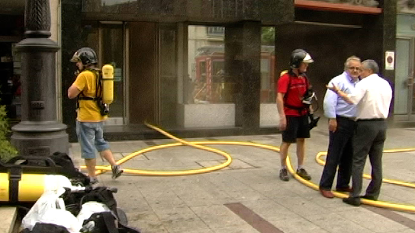 El 10 de agosto de 2012 la sede del consistorio leonés en la calle Ordoño II registraba un incendio que tiñió las calles de humo negro y mantuvo en vilo a los leoneses durante más de cinco horas | Las llamas se iniciaban en la tercera planta a primera hora de la tarde y bomberos y la UME apagaban el fuego una tarde en la que León tuvo el corazón en un puño.