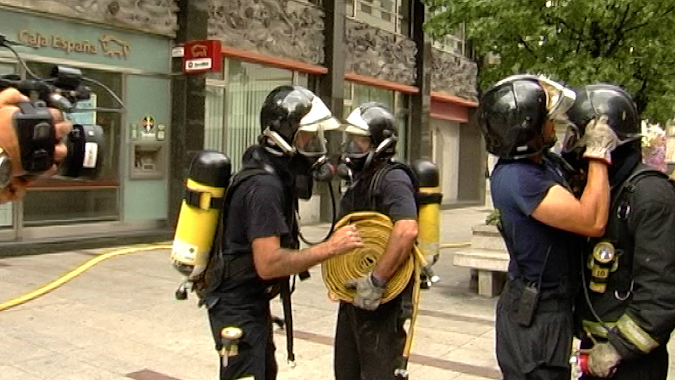 El 10 de agosto de 2012 la sede del consistorio leonés en la calle Ordoño II registraba un incendio que tiñió las calles de humo negro y mantuvo en vilo a los leoneses durante más de cinco horas | Las llamas se iniciaban en la tercera planta a primera hora de la tarde y bomberos y la UME apagaban el fuego una tarde en la que León tuvo el corazón en un puño.