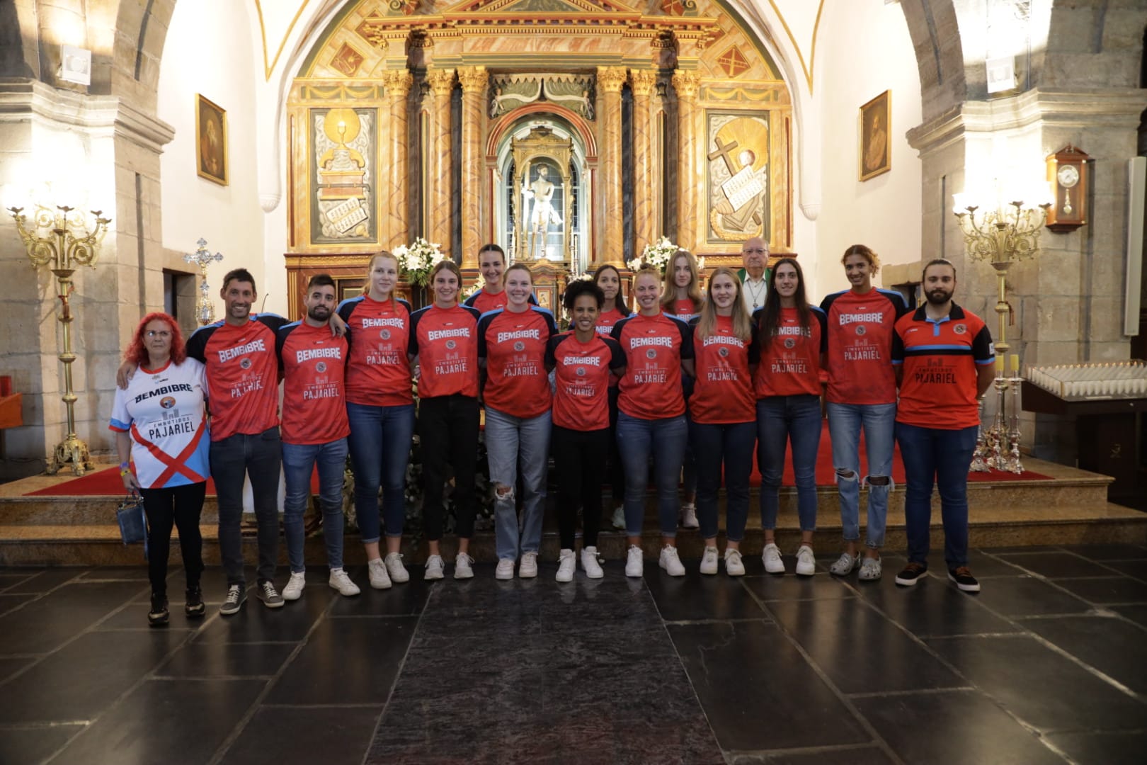 Embutidos Pajariel Bembibre se presentó ante su afición en un evento que culminó en el colegio Virgen de la Peña de la capital del Bierzo Alto tras el paseo en motos Harley-Davidson