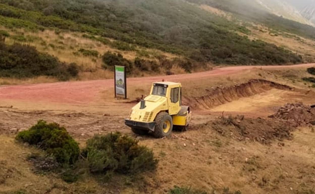 Las máquinas ya trabajan en la pista forestal que une Torrestío y La Farrapona.