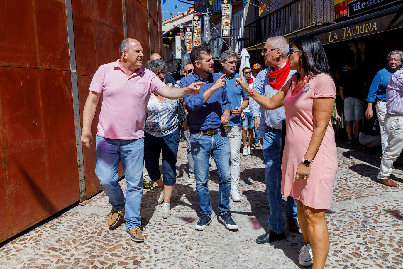 El secretario general del PSCyL y portavoz en las Cortes, Luis Tudanca, atiende a los medios de comunicación antes del acto público que con motivo de las fiestas patronales celebra la Agrupación del PSOE del Nordeste de Segovia