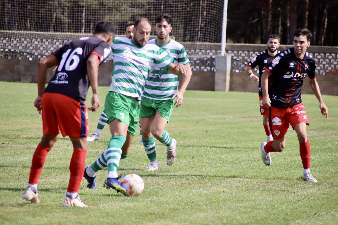 La Virgen y Atlético Bembibre protagonizaron el primer duelo provincial de la temporada