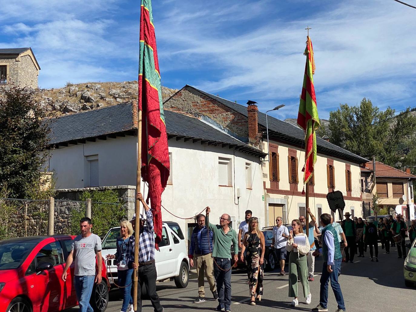 La localidad leonesa celebra las Fiestas del Cristo donde la feria ganadera, la artesanía y los pendones toman el protagonismo