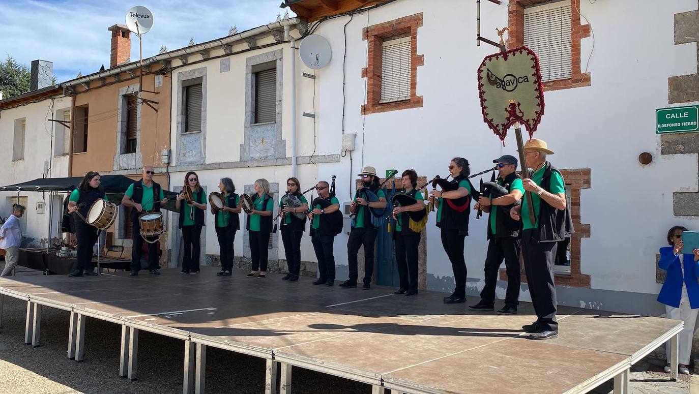 La localidad leonesa celebra las Fiestas del Cristo donde la feria ganadera, la artesanía y los pendones toman el protagonismo