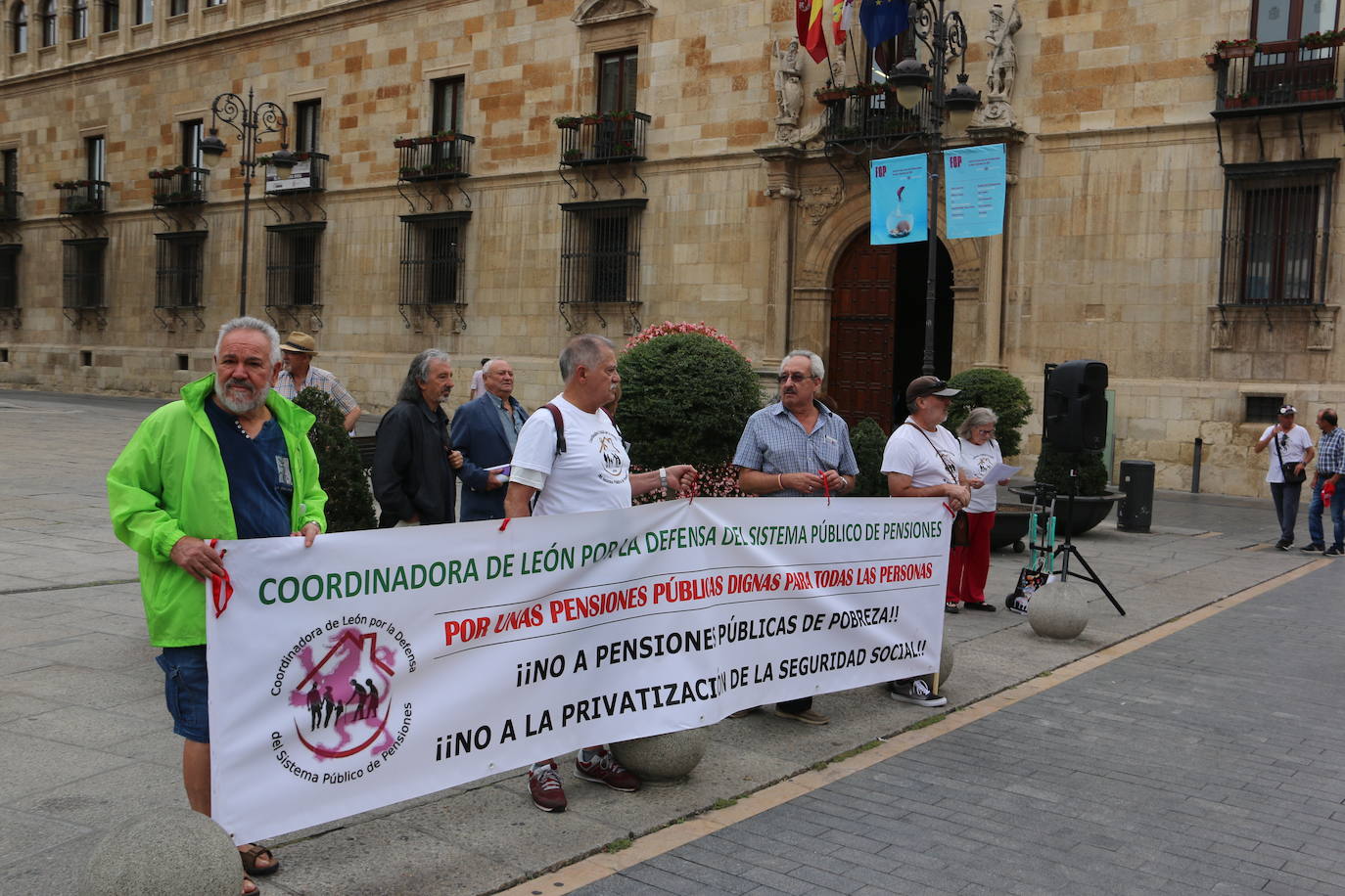 Los pensionistas de León se concentran frente a la Diputación