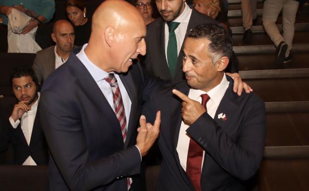 José Antonio Diez, alcalde de León, en el acto conmemorativo del centenario de la Cultural. En la imagen, saludando al presidente de la Cultural y Deportiva Leonesa.