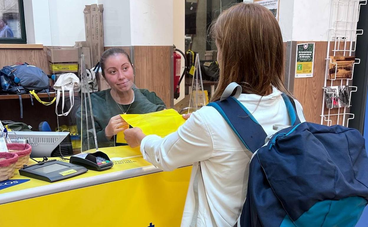 Las oficinas de Correos de León y Ponferrada reparten bolsas recicladas para que los peregrinos recojan residuos mientras realizan las etapas.