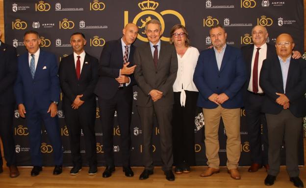 Galería. Las autoridades pasaron por el photocall del evento. De izquierda a derecha: Felipe Llamazares, Mohamed Khalifa Al Sudaiwi, José Antonio Diez, José Luis Rodríguez Zapatero, Argelia Cabado, Eduardo Morán, Goyo Chamorro y Faustino Sánchez.