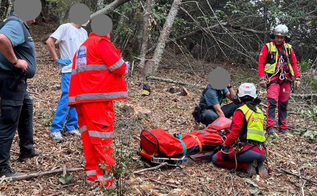 Equipo y fuerzas de seguridad y sanitarias desplazados en el rescate.