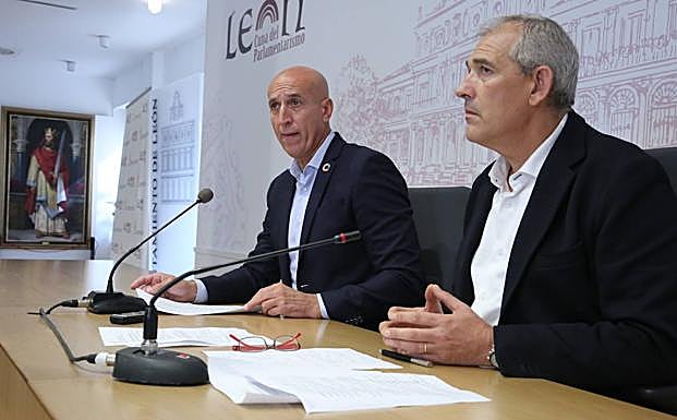 El alcalde de León, josé Antonio Diez, y el concejal de movilidad urbana, Vicente Canuria, este lunes durante la rueda de prensa.