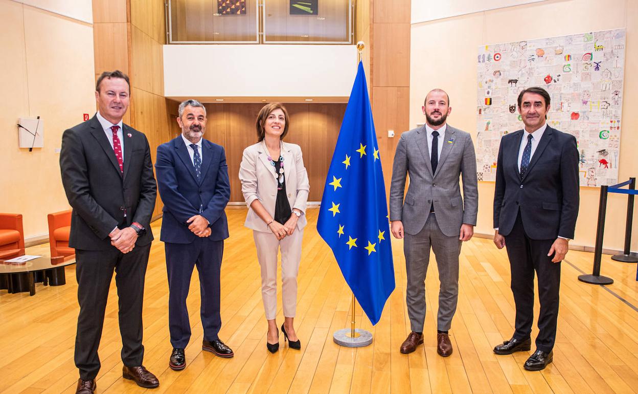 El consejero Juan Carlos Suárez-Quiñones (primero por la derecha), junto al Comisario de Medio Ambiente de la Comisión Europea, Virginijus Sinkeviciuso, y los consejeros de Asturias, Galicia y Cantabria. 